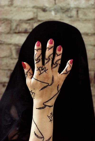 Mujer yemení con las manos decoradas con tinte de henna en Yemen del Norte de Lynn Abercrombie