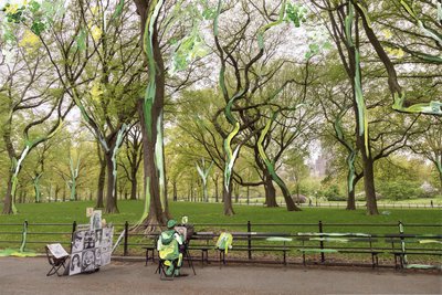 Central Park, 2019 (pintura acrílica sobre impresión de pigmento de archivo) de Madeleine Gross