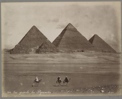 Vista de las pirámides de Mykerinos, Chephren y Keops en Giza Vue Generale des Pyramides (título del objeto) de Maison Bonfils