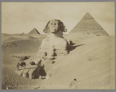Sphinx en de piramide van Chefren en van Mykerinos La Esfinge y las pirámides de Cheffren y Micerinus (título sobre el objeto) de Maison Bonfils