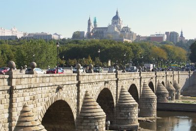Puente de Segovia, originalmente construido por Juan de Herrera (1530-97) y reconstruido en 1682 de Manuel and Jose del Olmo