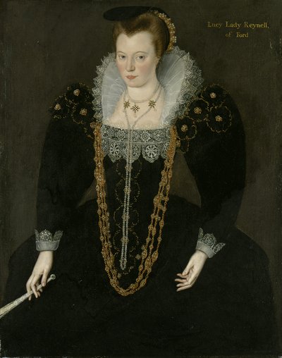 Retrato de Lucy, Lady Reynell de Ford, tres cuartos de longitud, con un vestido oscuro con un collar de encaje blanco y collares de oro y perlas, sosteniendo un abanico en su mano derecha con inscripción identificativa de Marcus the Younger Gheeraerts