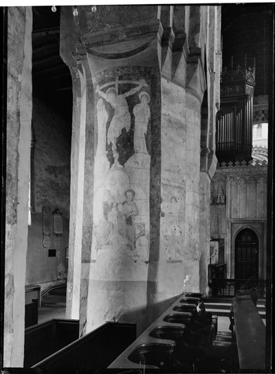 Detalle de pinturas murales medievales en la columna de un arco de la nave de la iglesia catedral de Margaret Florence Harker