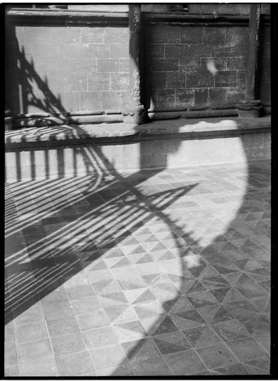 Detalle de las sombras proyectadas sobre las baldosas de la entrada de la catedral de Margaret Florence Harker