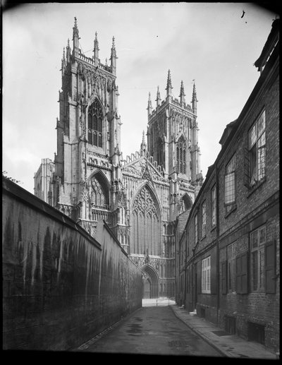 Vista de la fachada oeste de la iglesia del minster, desde el noroeste de Margaret Florence Harker