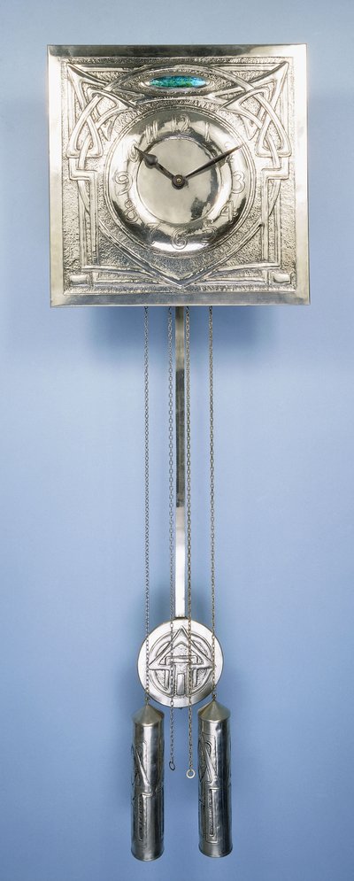 Reloj de pared de Margaret Gilmour (1860-1942), decorado en repujado con diseños de entrelazado celta de Margaret Gilmour