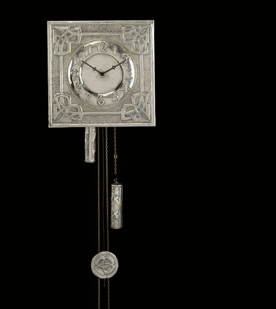 Reloj de pared, c.1910 (niquelado con diseño de entrelazado celta en repujado) de Margaret Gilmour