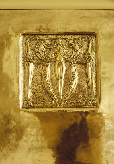 Mobiliario diseñado para No. 120 Mains Street, Glasgow, Placa de metal repujado originalmente sobre la chimenea, c.1900 de Margaret Macdonald
