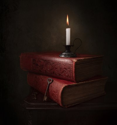 Libros a la luz de las velas y una llave de Margareth Perfoncio