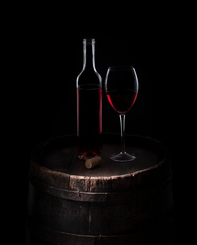 Naturaleza muerta con vino tinto clásico de Margareth Perfoncio
