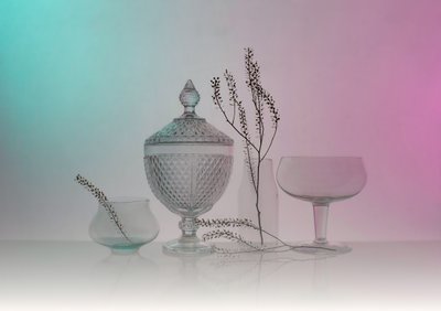 Elegante naturaleza muerta con cristalería de Margareth Perfoncio
