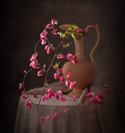 Elegante naturaleza muerta en rosa de Margareth Perfoncio