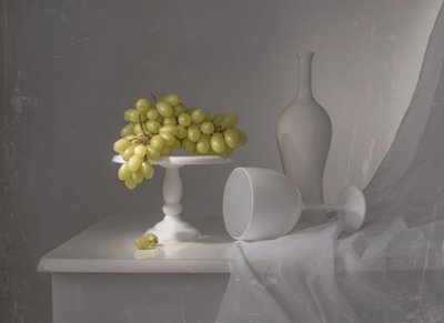 Elegante naturaleza muerta con uvas blancas de Margareth Perfoncio