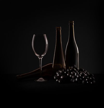 Elegante bodegón con vino de Margareth Perfoncio