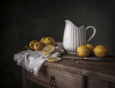 Limones frescos sobre madera de Margareth Perfoncio
