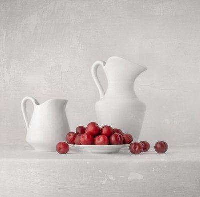 Ciruelas frescas y jarras de Margareth Perfoncio