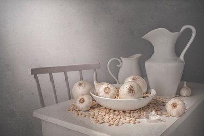 Jarras de ajo y blancas de Margareth Perfoncio