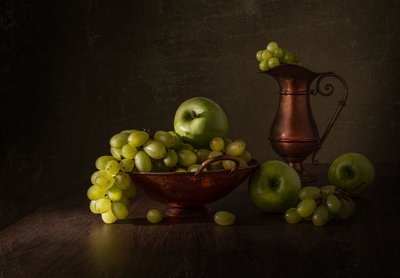 Naturaleza muerta con uvas verdes y cobre de Margareth Perfoncio