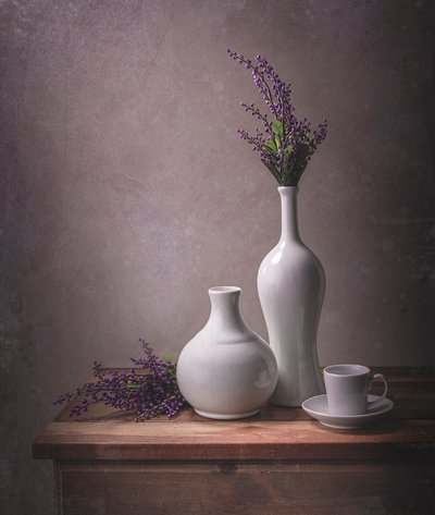 Naturaleza muerta con jarrones de lavanda de Margareth Perfoncio
