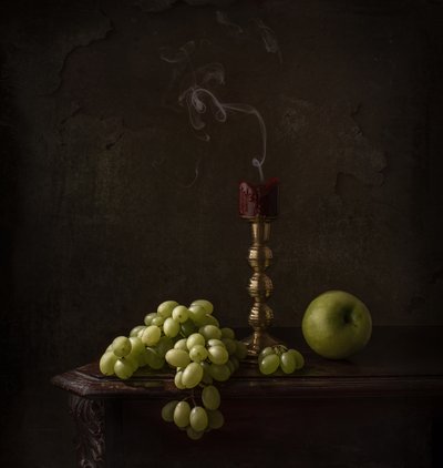 Uvas melancólicas y una vela de Margareth Perfoncio
