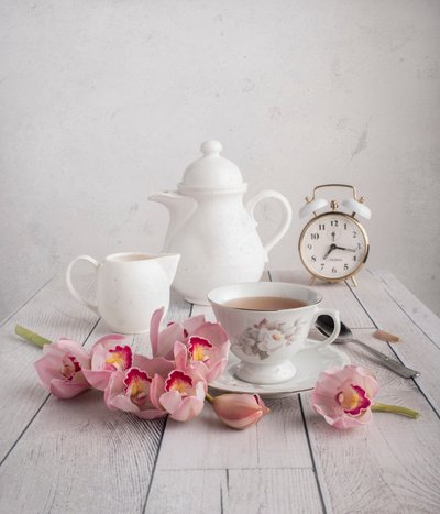 La hora del té con orquídeas rosas de Margareth Perfoncio