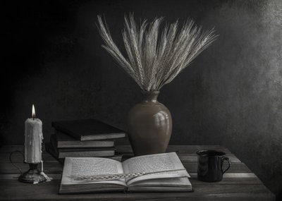 Lectura tranquila a la luz de las velas de Margareth Perfoncio
