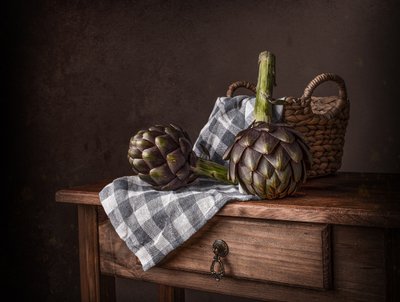 Naturaleza muerta rústica con alcachofas de Margareth Perfoncio