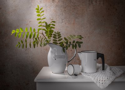 Naturaleza muerta con utensilios de esmalte rústicos de Margareth Perfoncio
