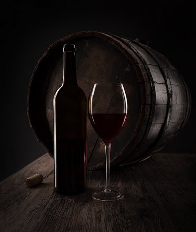 Vino rústico y barril de Margareth Perfoncio