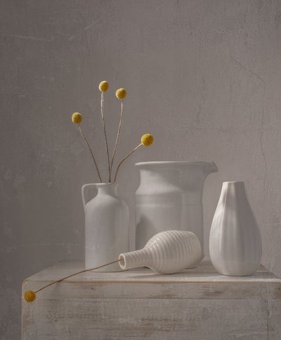 Jarrones blancos, flores amarillas de Margareth Perfoncio