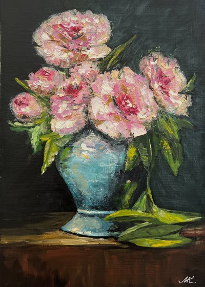 Peonías rosas en un jarrón azul de Marina Kozyr