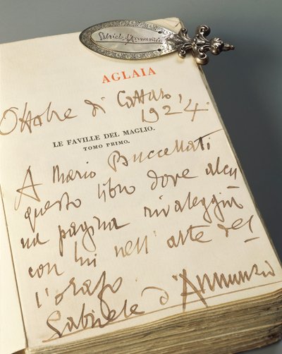 Marcapáginas de plata con asa adornada, grabado a mano con motivos naturales y firma autógrafa de Gabriele D