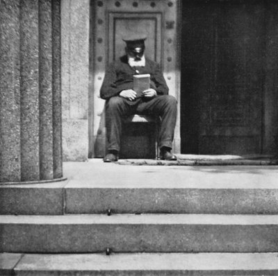Berlín: Der Pfortner; Porter (foto b/n) de Mario Bucovich