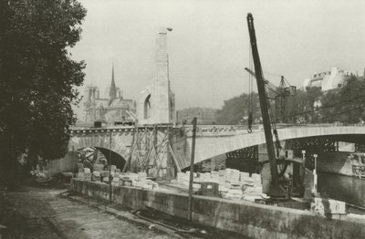 París: Vista de las orillas del Sena sobre Notre-Dame (foto en blanco y negro) de Mario Bucovich