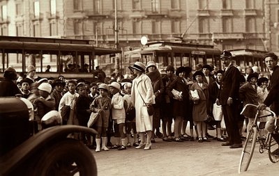 Un grupo de estudiantes durante una excursión. La fotografía muestra a los niños, sus maestros y otros peatones en una calle de la ciudad (foto en b/n) de Mario Castagneri