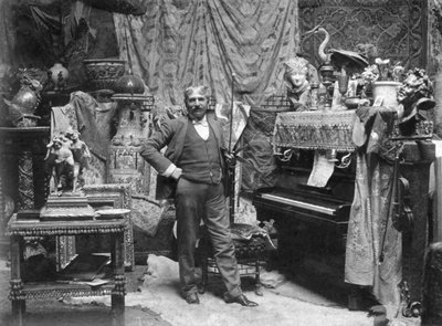 Retrato de cuerpo entero del pintor Francesco Vinea en el estudio de la plaza Donatello en Florencia. Está posando en una habitación decorada con numerosos cortinajes, jarrones chinos, pequeñas esculturas y chucherías. A la derecha, un piano y un violín (f de Mario Nunes Vais