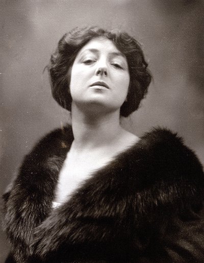 Retrato de medio cuerpo de la famosa cantante de ópera Toti Dal Monte de Mario Nunes Vais