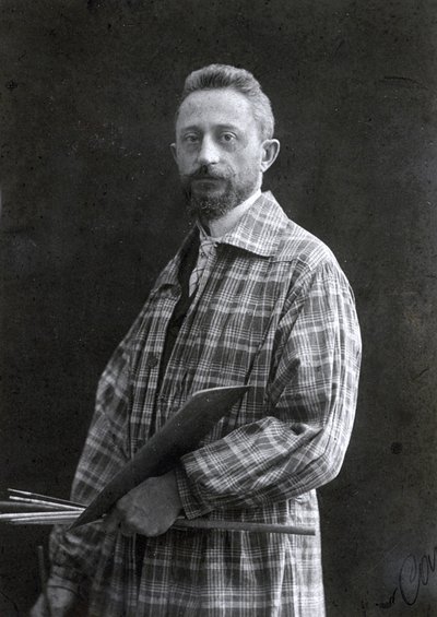 Retrato de tres cuartos del pintor Guido Spadolini. Lleva una bata larga y sostiene pinceles y paleta en su mano izquierda, 26/11/1901 de Mario Nunes Vais