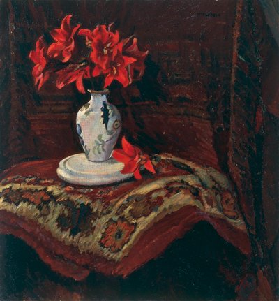 Alfombra y jarrón con lirios rojos, de Mario Puccini (1869-1920), óleo sobre lienzo, 64x59 cm. de Mario Puccini