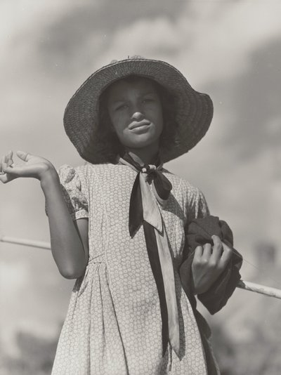 Hija de una familia cajún volviendo a casa después de pescar en el río Cane, Melrose, Luisiana de Marion Post Wolcott