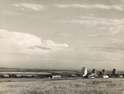 Elevadores de grano en el Medio Oeste, "Granero de EE.UU.". / Grandes Llanuras, Carter, Montana de Marion Post Wolcott