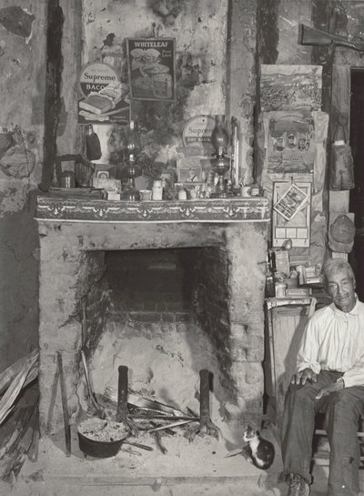 [Hombre cerca de una chimenea] de Marion Post Wolcott