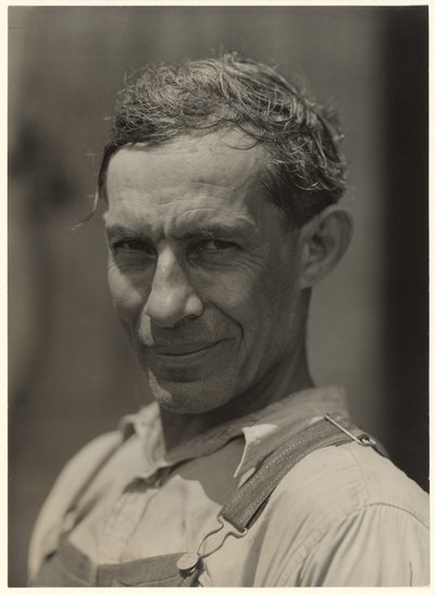 Mulato Trabajador en la plantación de algodón de John Henry. Tenía talento para la artesanía y el tejido.  Melrose, Luisiana de Marion Post Wolcott