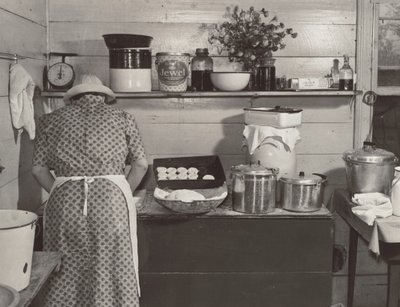 Uno de los miembros de la familia Wilkins preparando galletas para la cena del día de la recogida del maíz en casa de la Sra. Fred Wilkins, cerca de Tallyho, en el condado de Granville. Carolina del Norte de Marion Post Wolcott