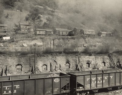 El humo de los hornos de coque invade las casas de los mineros, Scotts Run, Virginia Occidental de Marion Post Wolcott