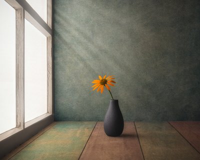 Naturaleza muerta con flores doradas de Marko Klavs