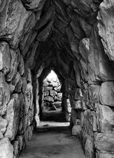 Entre las ruinas de Tirinto, Grecia, 1937 de Martin Hurlimann