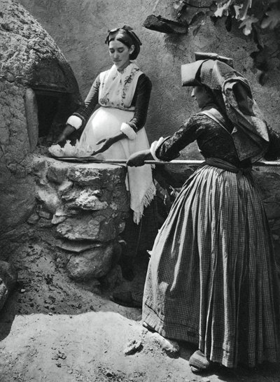 Mujeres en el horno, Cerdeña, Italia, 1937 de Martin Hurlimann