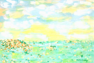 Pradera de flores y cielo nublado amarillo albaricoque de Martina Konitzky