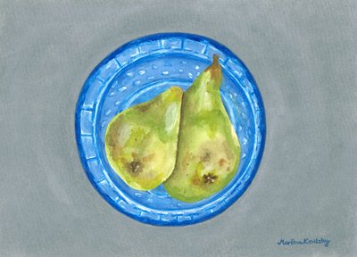El plato de dragón azul con dos peras en la bandeja de acero inoxidable en la cocina de Martina Konitzky